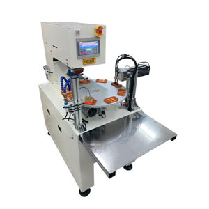 Rotary table pad printing machine with automatic output